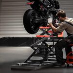 VEVOR Motorradheber Motorradhebebühne höhenverstellbarer Hebeständer mit Abnehmbarer Werkbank, Fahrzeugreparaturplattform pneumatisch (680 kg belastbar/Max. Hubhöhe 940,2 mm) für Dirtbikes